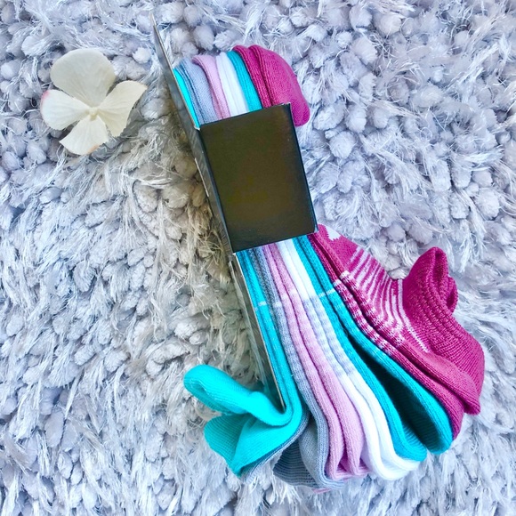 New with tags UNDER ARMOR 6 pack ESSENTIAL SOCKS - Picture 3 of 6